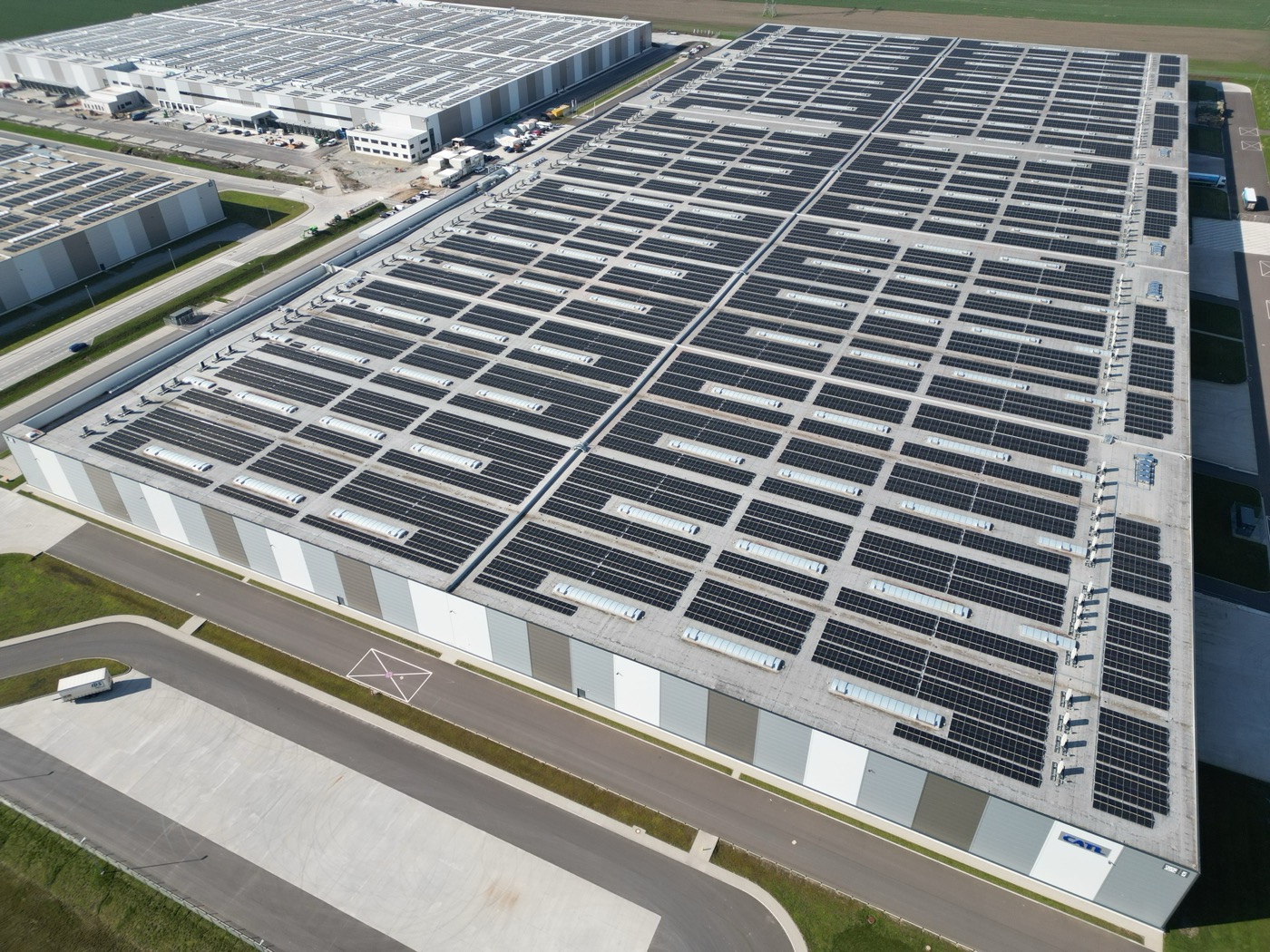 Gewerbliches Flachdach mit Photovoltaikanlage