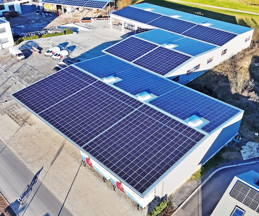 Schrägdach mit Photovoltaikmodulen fuer gewerbliche Nutzung